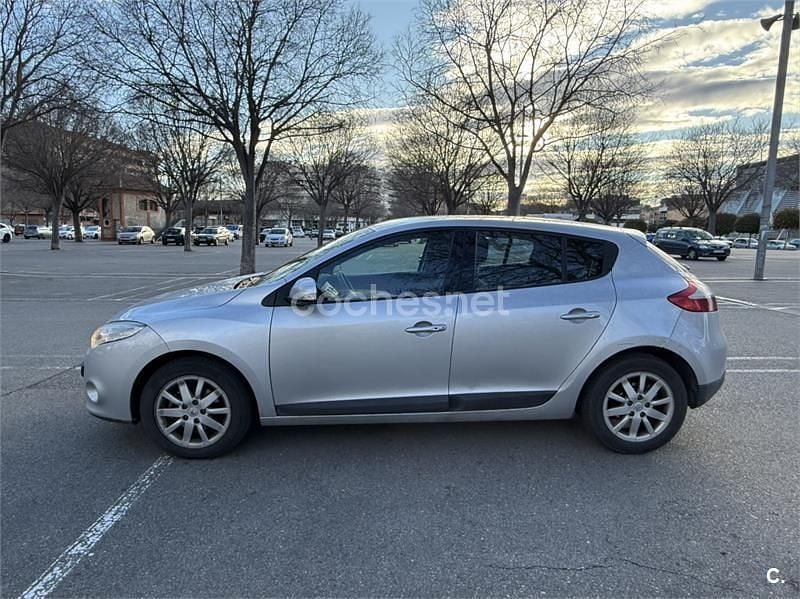 Usado Renault Mégane Expression 105 CV (77 kW) 2010 Gris / plata Berlina