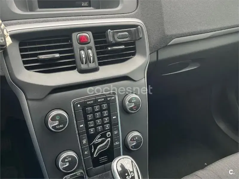 Usado Volvo V40 Kinetic 115 CV (84 kW) 2014 Blanco Berlina