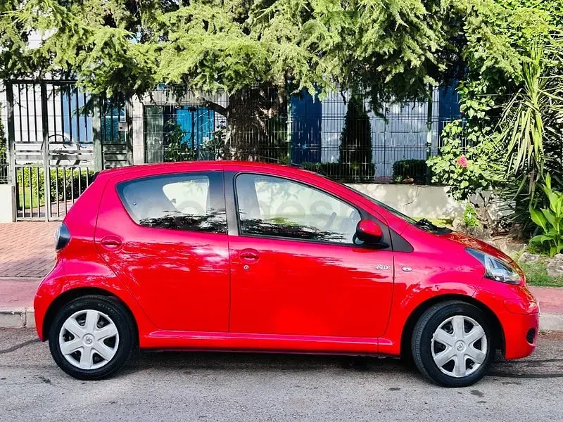 Usado Toyota Aygo Style 68 CV (50 kW) 2010 Rojo Utilitario