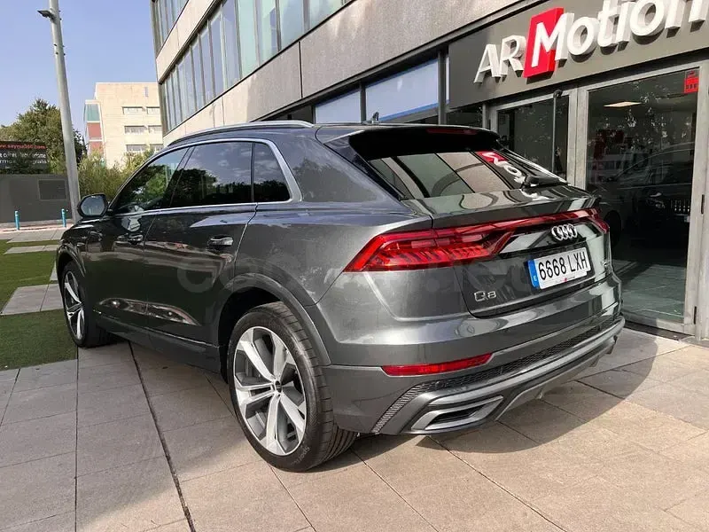 Usado Audi Q8 S-Line 286 CV (210 kW) 2022 Gris / plata SUV