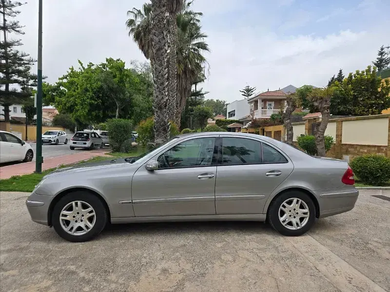 Usado Mercedes E280 Elegance 190 CV (139 kW) 2006 Gris / plata Berlina