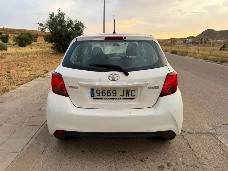 Usado Toyota Yaris City 69 CV (50 kW) 2017 Blanco Berlina