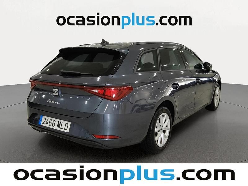 Usado Seat Leon Style 130 CV (95 kW) 2023 Gris Familiar