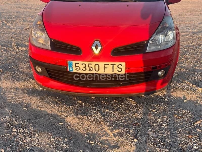Rojo Usado 2007 Renault Clio II Dynamique Berlina | 2800 € (Precio justo) - Imagen 1/4