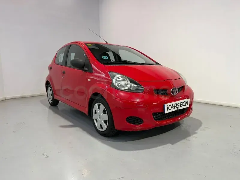 Usado Toyota Aygo Live 68 CV (50 kW) 2011 Rojo Utilitario