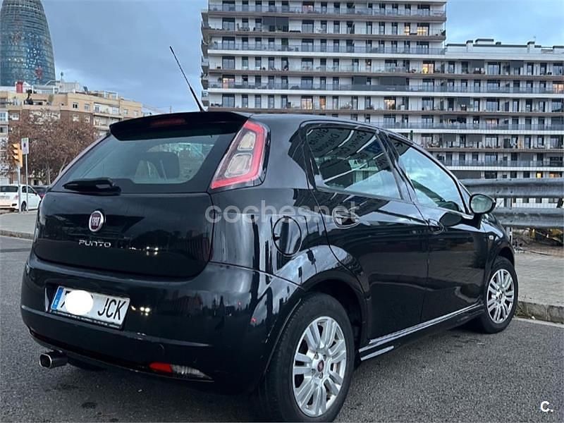 Usado Fiat Punto Easy 69 CV (50 kW) 2015 Negro Utilitario