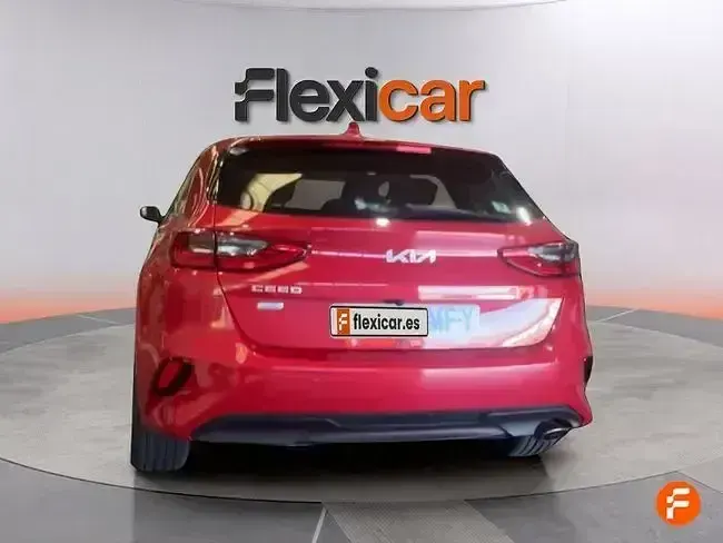 Usado Kia Ceed 136 CV (100 kW) 2023 Rojo Utilitario