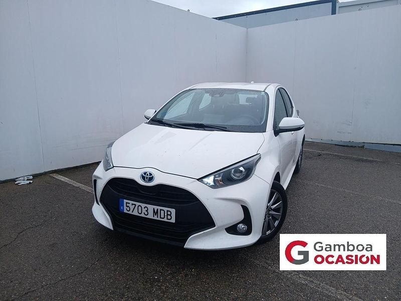 Usado Toyota Yaris Hybrid Active 116 CV (85 kW) 2022 Blanco Berlina
