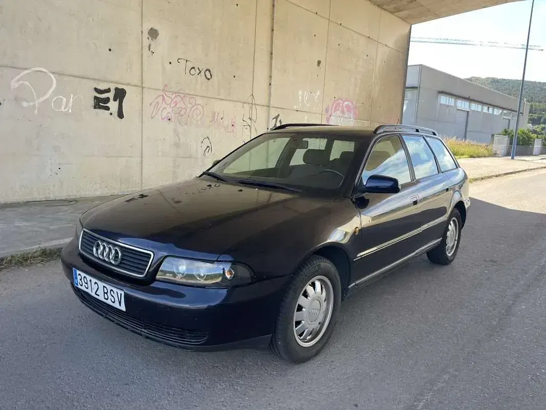 Usado Audi A4 116 CV (85 kW) 2000 Azul Familiar