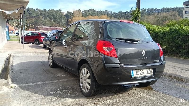 Usado Renault Clio II Authentique 75 CV (55 kW) 2006 Negro Berlina
