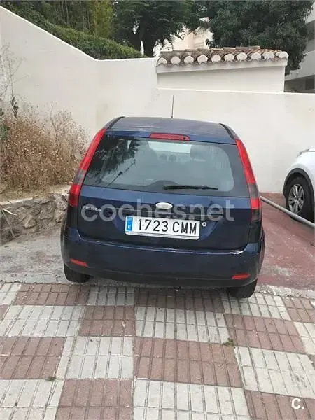 Usado Ford Fiesta Trend 80 CV (58 kW) 2003 Azul Utilitario