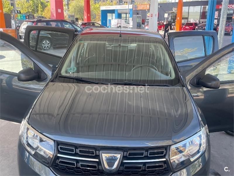 Usado Dacia Sandero Essentiel 73 CV (53 kW) 2019 Gris / plata Berlina