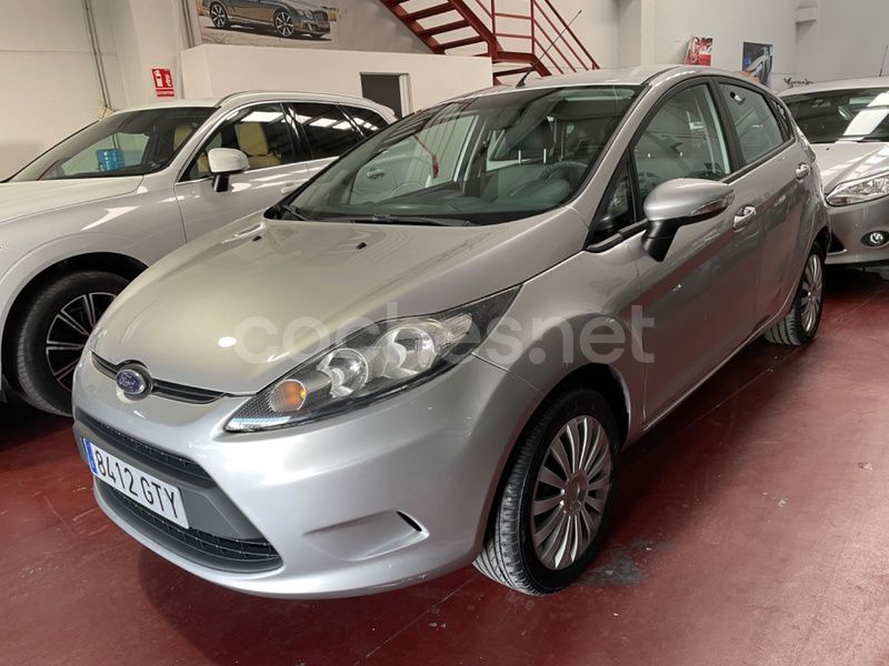 Usado Ford Fiesta Trend 68 CV (50 kW) 2010 Gris / plata Utilitario