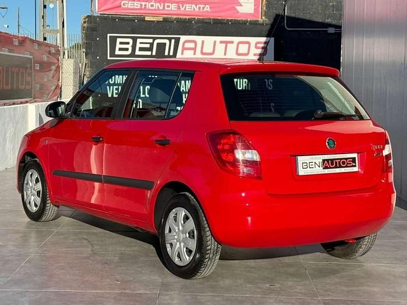 Usado Skoda Fabia 69 CV (50 kW) 2011 Rojo Utilitario