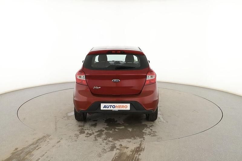 Usado Ford Ka Plus Ultimate 85 CV (62 kW) 2017 Rojo Utilitario