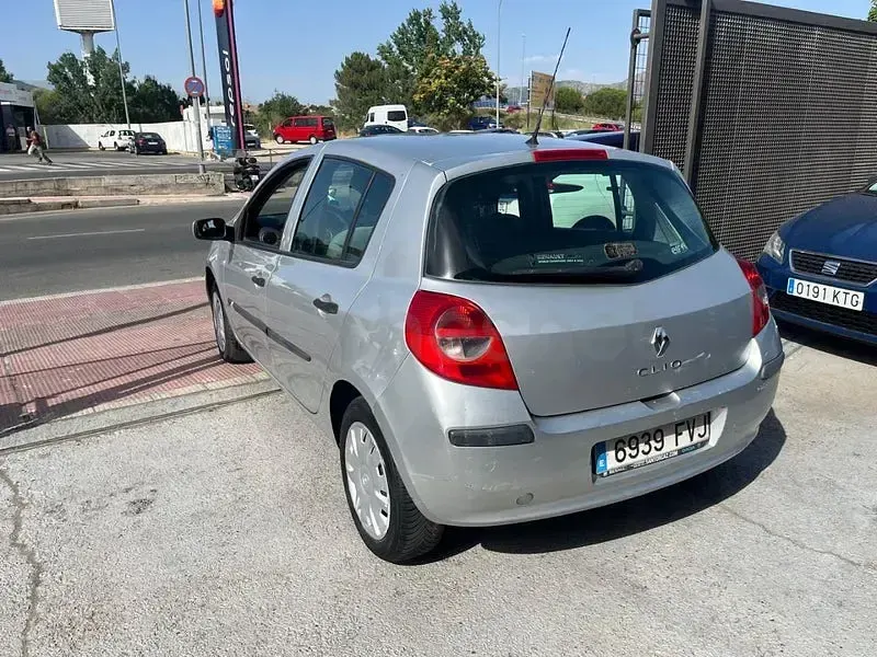 Usado Renault Clio II Authentique 85 CV (62 kW) 2007 Gris / plata Berlina