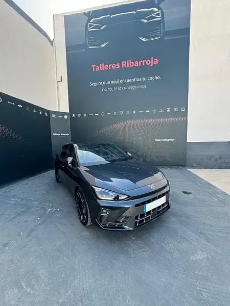 Usado Cupra Leon 150 CV (110 kW) 2024 Gris / plata Berlina
