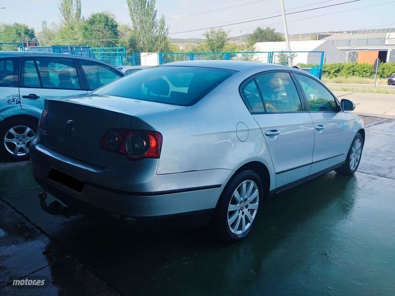 Usado VW Passat 140 CV (102 kW) 2009 Gris Berlina