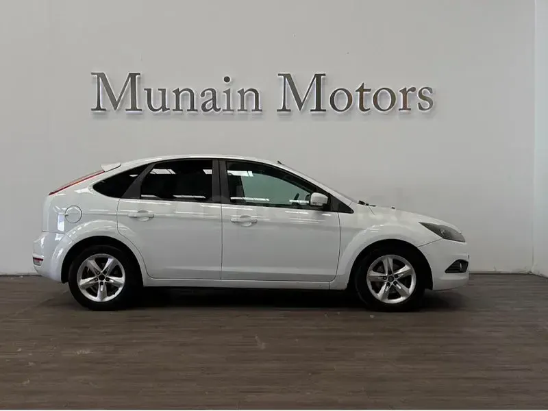 Käytetty Ford Focus Trend 90 HP (66 kW) 2010 Valkoinen Sedan