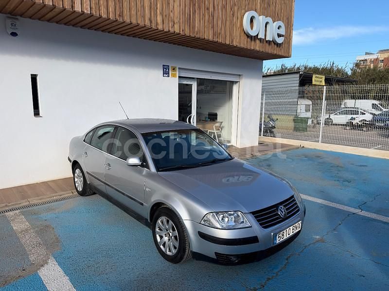 Gris / plata Usado 2002 VW Passat Edition Berlina | 2490 € (Buen precio) - Imagen 1/4