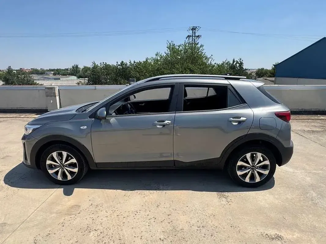 Usado Kia Stonic 101 CV (74 kW) 2024 Gris SUV