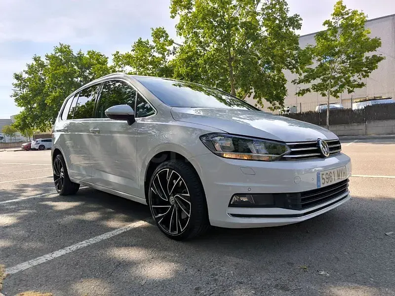 Usado VW Touran Advance 150 CV (110 kW) 2019 Blanco Monovolumen