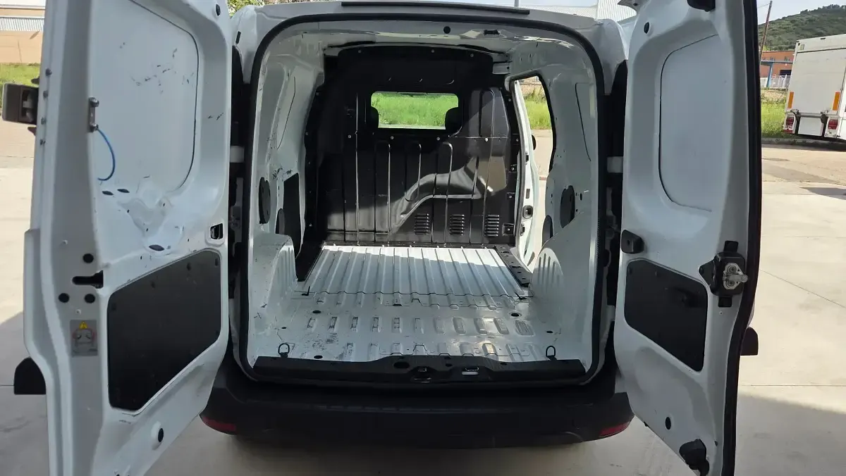 Usado Dacia Dokker Essentiel 100 CV (73 kW) 2019 Blanco Monovolumen