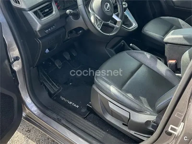 Usado Nissan Townstar N-Connecta 130 CV (95 kW) 2022 Gris / plata Monovolumen