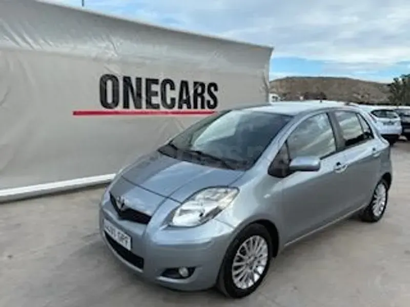 Usado Toyota Yaris 90 CV (66 kW) 2009 Gris / plata Utilitario