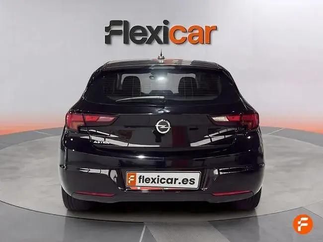 Usado Opel Astra Edition 110 CV (80 kW) 2021 Negro Familiar