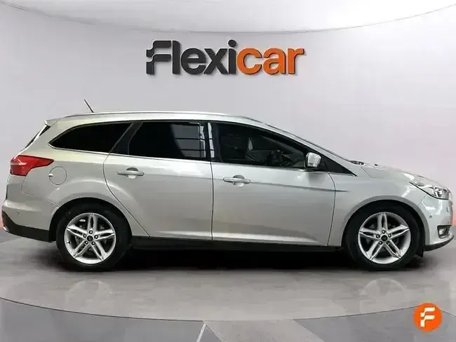 Usado Ford Focus Trend 125 CV (91 kW) 2017 Gris Familiar