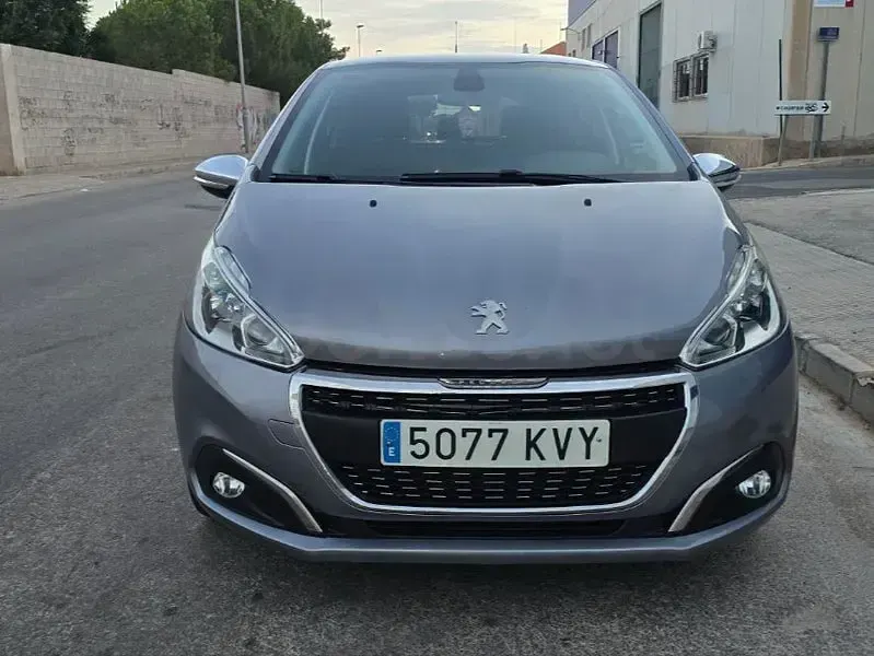 Usado Peugeot 208 GT 100 CV (73 kW) 2020 Gris / plata Utilitario