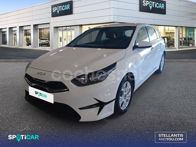 Blanco Usado 2023 Kia Ceed Berlina | 21.790 € (Un poco caro) - Imagen 1/4