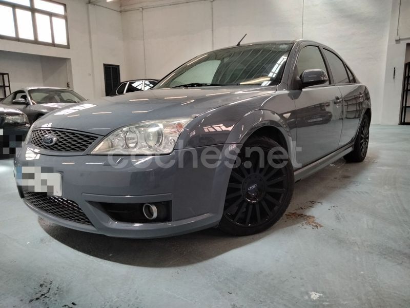 Usado Ford Mondeo ST 220 CV (161 kW) 2002 Gris / plata Berlina