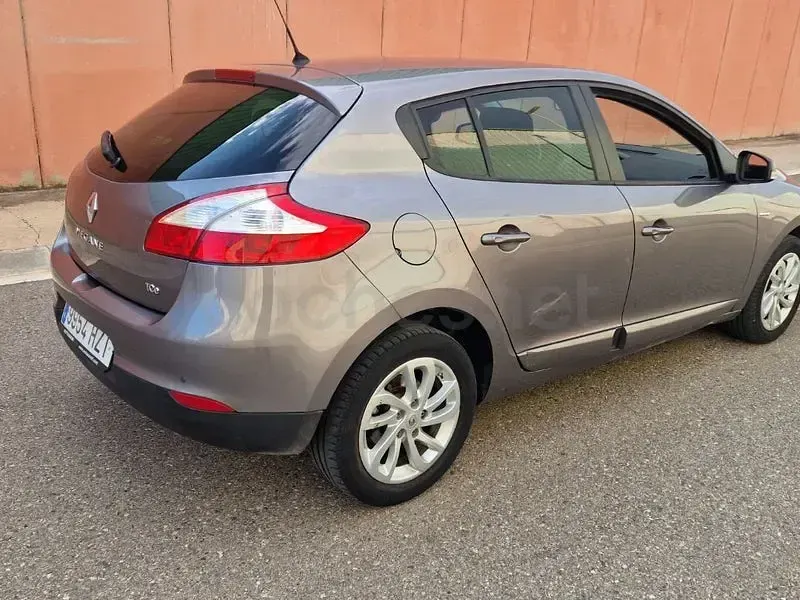 Usado Renault Mégane Life 115 CV (84 kW) 2014 Gris / plata Berlina