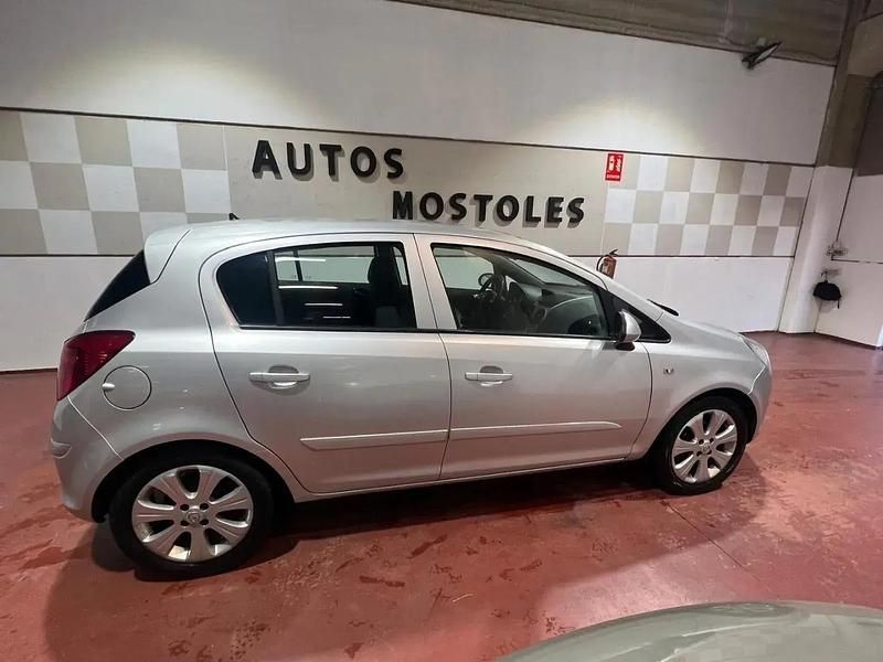 Usado Opel Corsa Enjoy 90 HP (66 kW) 2007 Cinzento Citadino