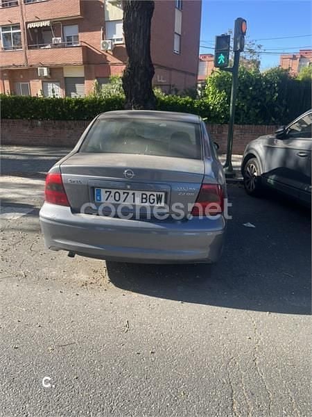 Usado Opel Vectra Elegance 125 CV (91 kW) 2001 Gris / plata Berlina