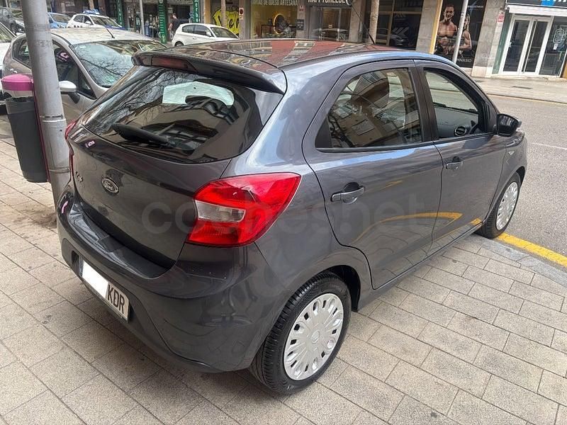 Usado Ford Ka Plus Ultimate 85 CV (62 kW) 2018 Gris / plata Utilitario