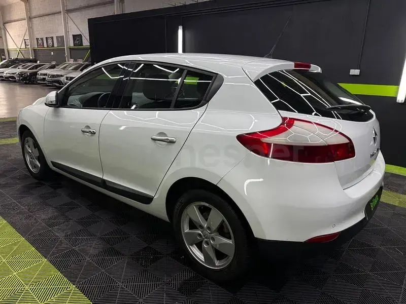 Usado Renault Mégane Dynamique 105 CV (77 kW) 2010 Blanco Berlina