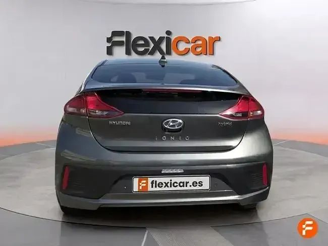 Usado Hyundai Ioniq 141 CV (103 kW) 2021 Gris Utilitario
