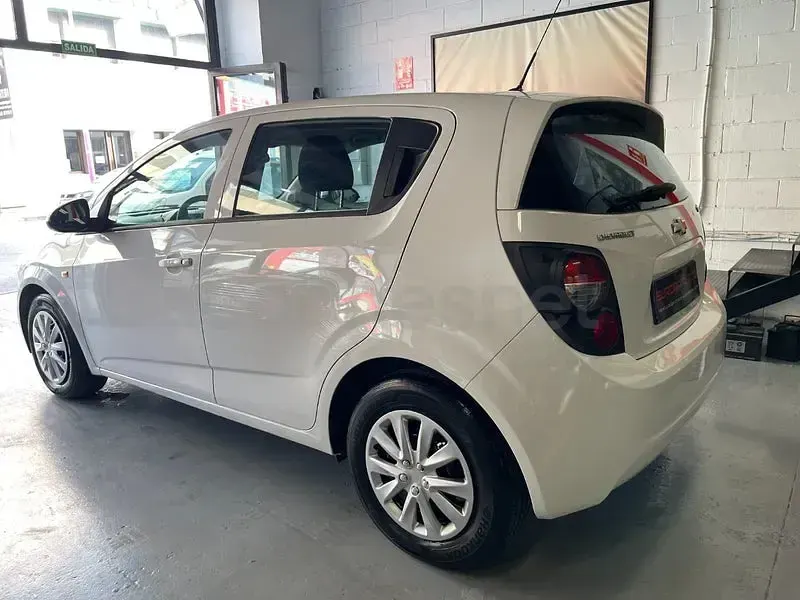 Usado Chevrolet Aveo LS 101 CV (74 kW) 2012 Blanco Berlina