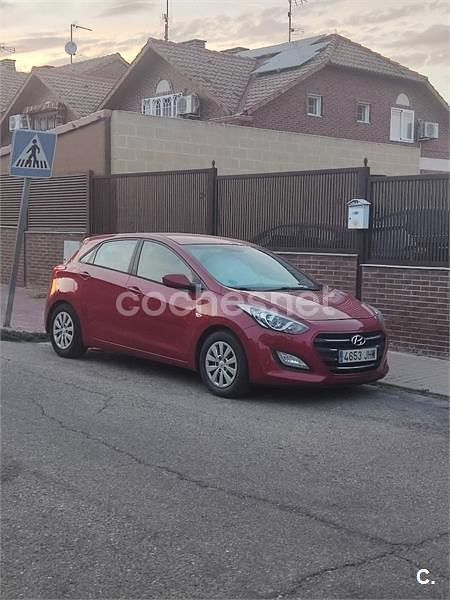 Rojo Usado 2015 Hyundai i30 Berlina | 5700 € (Precio justo) - Imagen 1/4