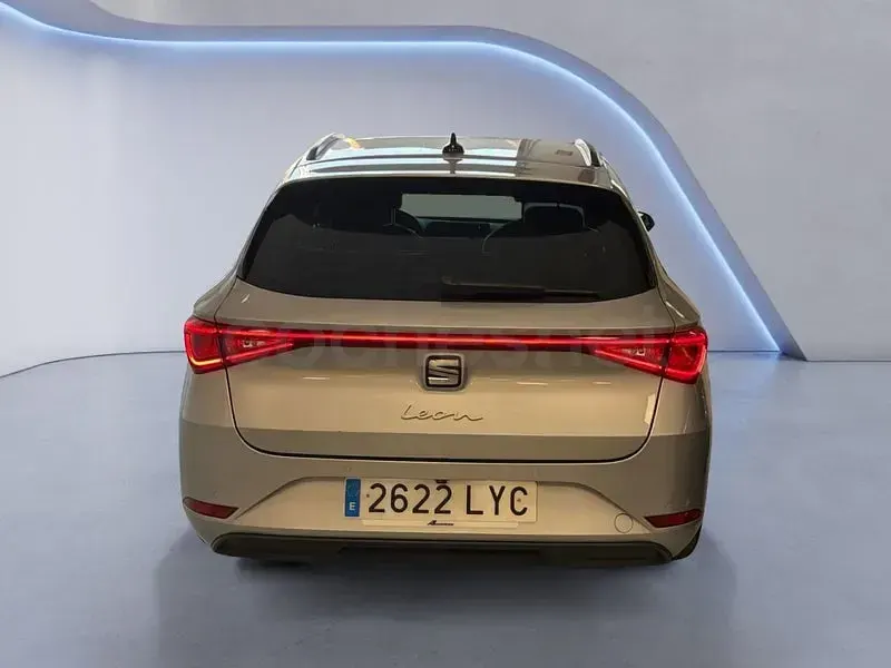 Usado Seat Leon Style 115 CV (84 kW) 2022 Gris / plata Familiar