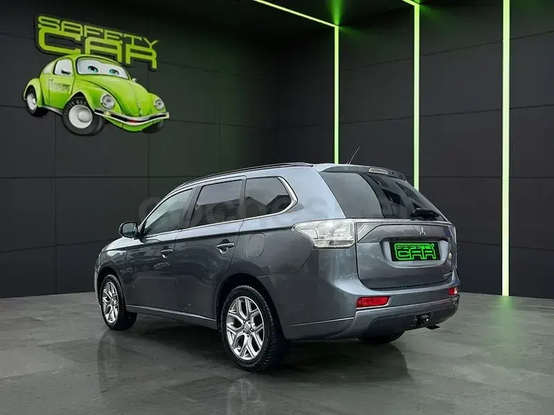 Usado Mitsubishi Outlander P-HEV Motion 203 CV (149 kW) 2014 Gris / plata SUV