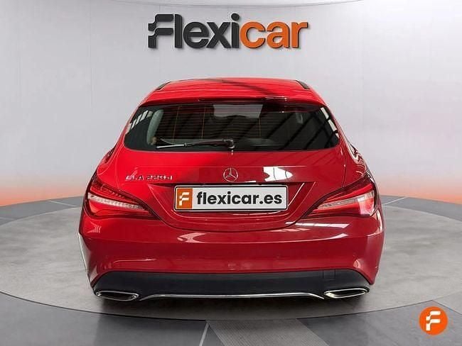 Usado Mercedes CLA220 Shooting Brake 177 CV (130 kW) 2017 Rojo Familiar