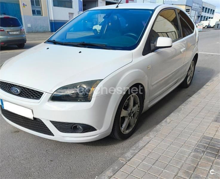 Usado Ford Focus 115 CV (84 kW) 2006 Blanco Berlina