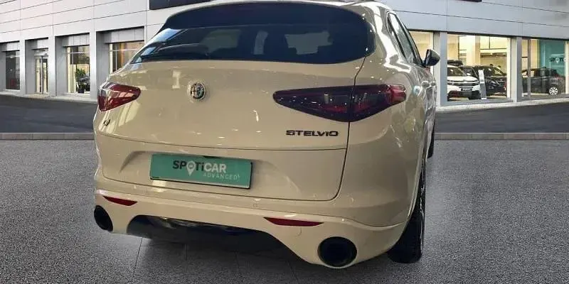 Usado Alfa Romeo Stelvio Veloce 209 CV (153 kW) 2020 Blanco SUV