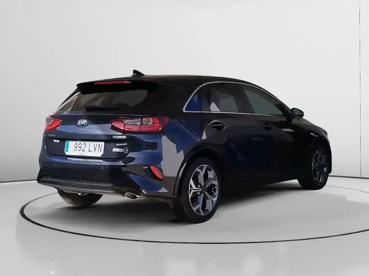 Usado Kia Ceed 136 CV (100 kW) 2021 Negro Utilitario