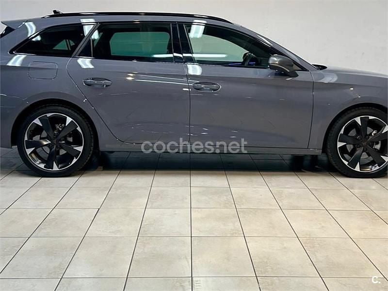 Usado Cupra Leon 150 CV (110 kW) 2023 Gris / plata Familiar