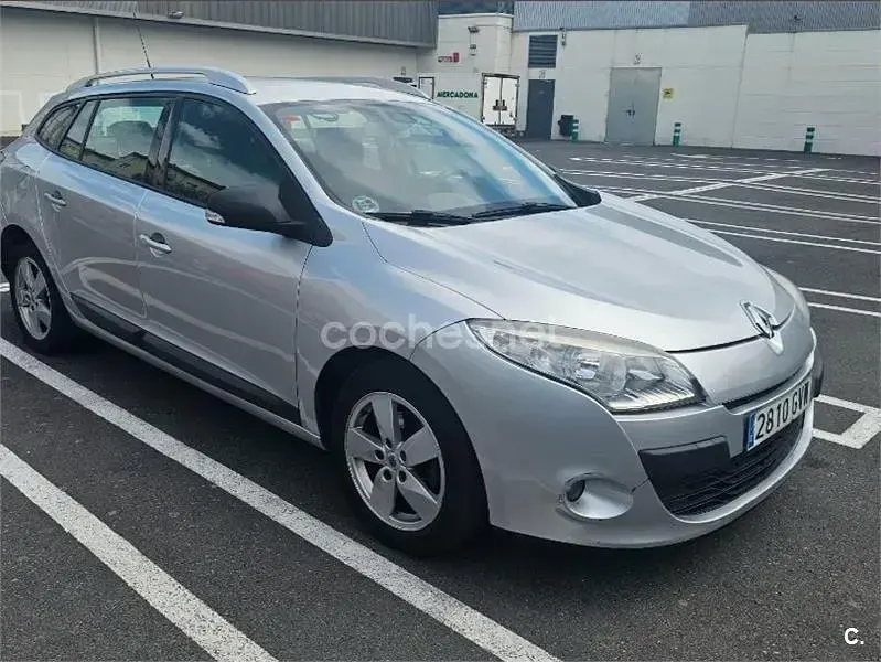 Usado Renault Mégane Dynamique 105 HP (77 kW) 2010 Cinzento Sedan